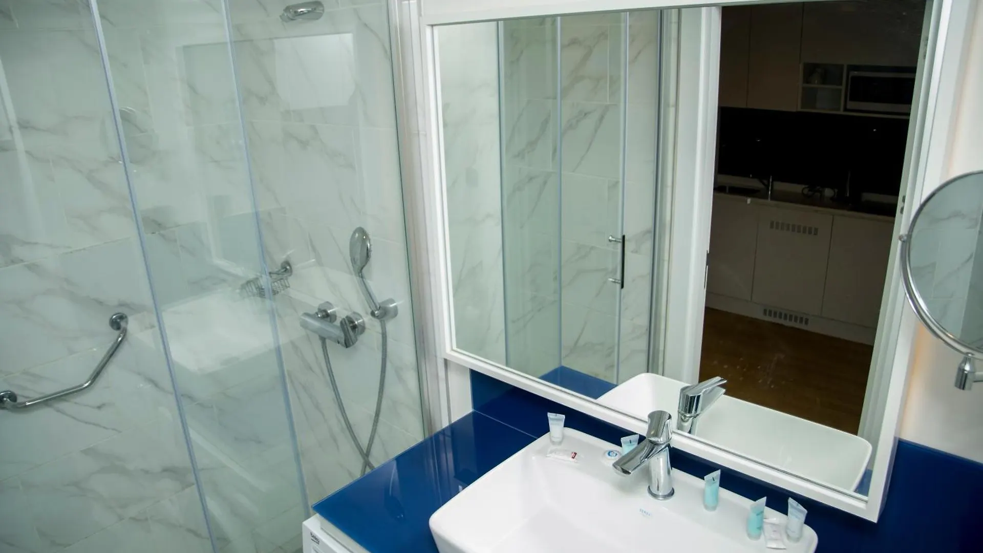 Sea Line Aparthotel & Batumi Beach Resort Apartment